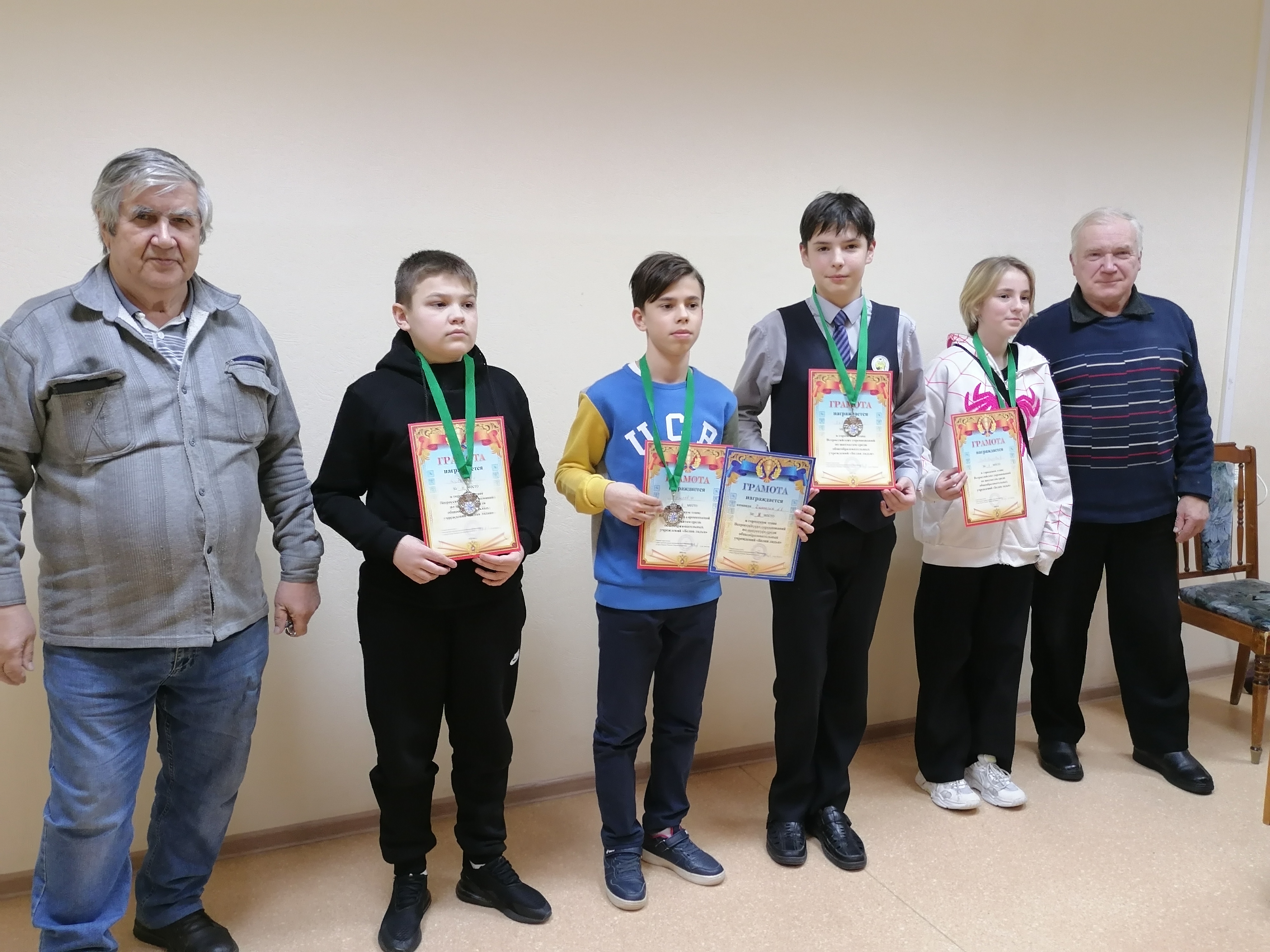 Серебренные медали у шахматистов из Гимназии.